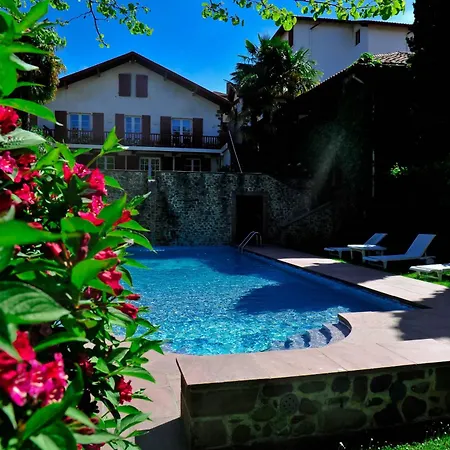 比利牛斯酒店 4*