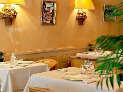 比利牛斯酒店 4*